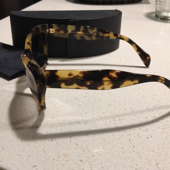 Prada sunglasses - Picture 3 of 5